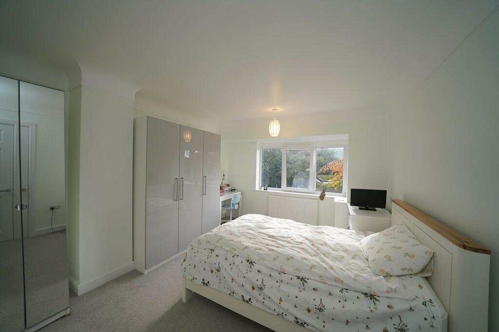  Front facing bed...