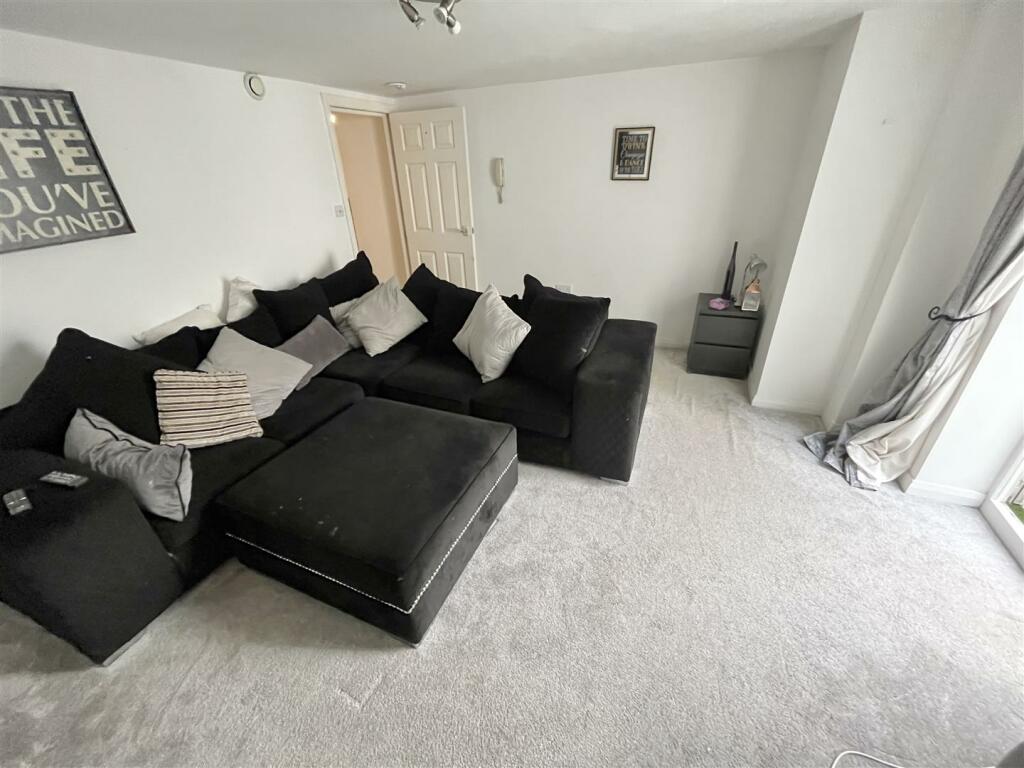Lounge 3.jpg