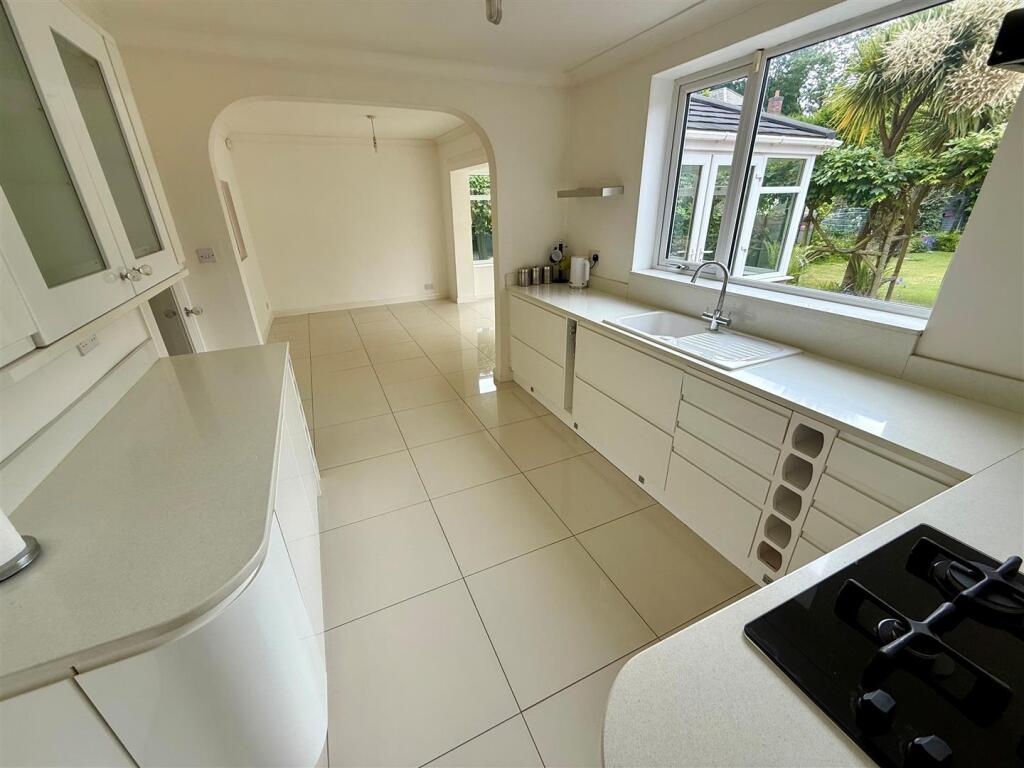 BR71 Kitchen2.jpg