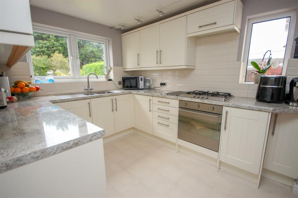 Kitchen2.jpg