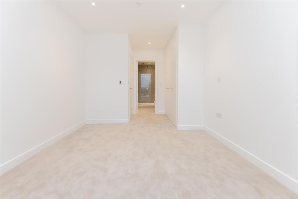 Master Bedroom     .jpg