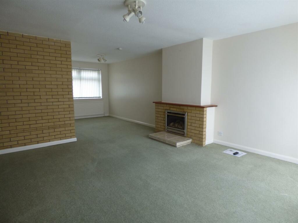 SITTING/DINING ROOM