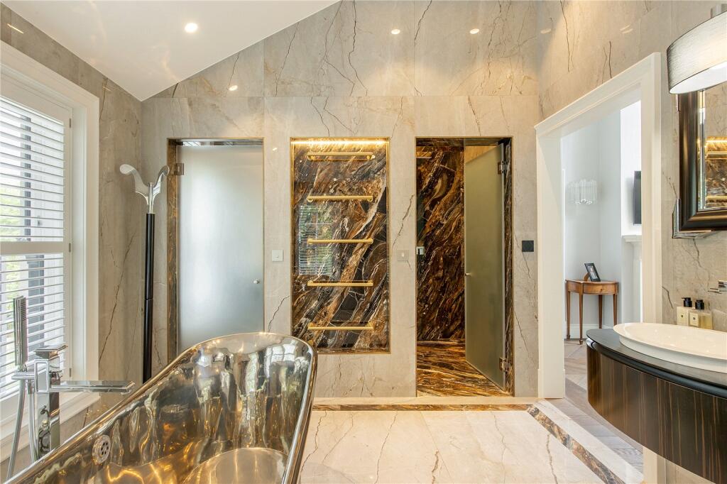 En-Suite Bathroom