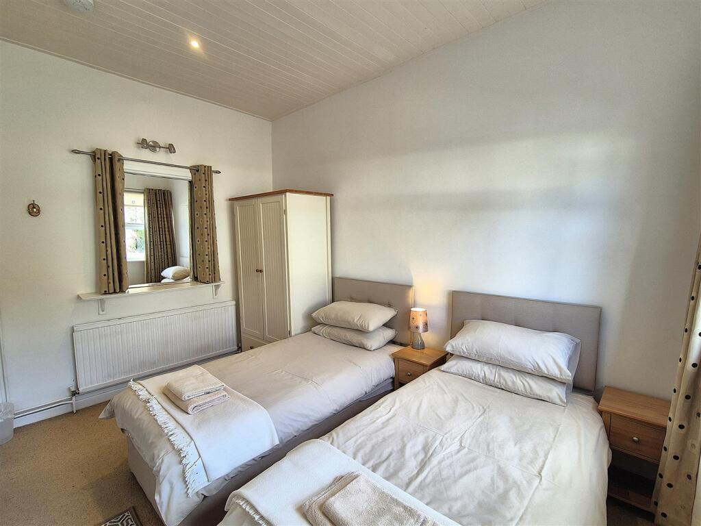 Twin bedroom (2).jpg