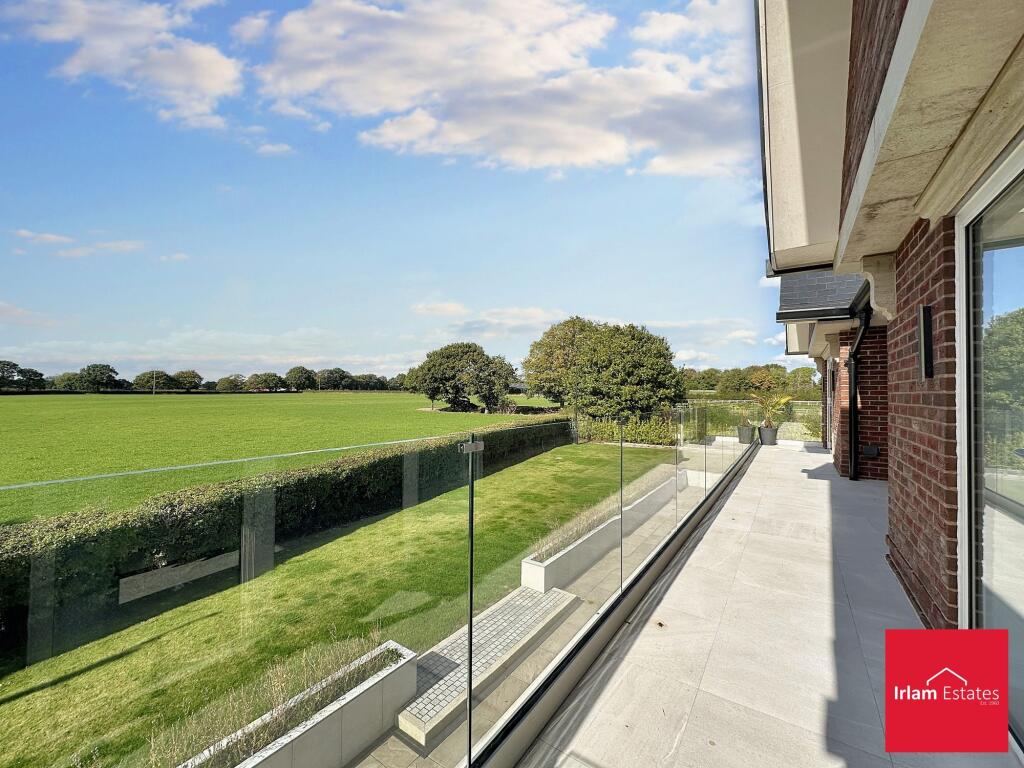Bedroom 1/Dresser/Ensuite
