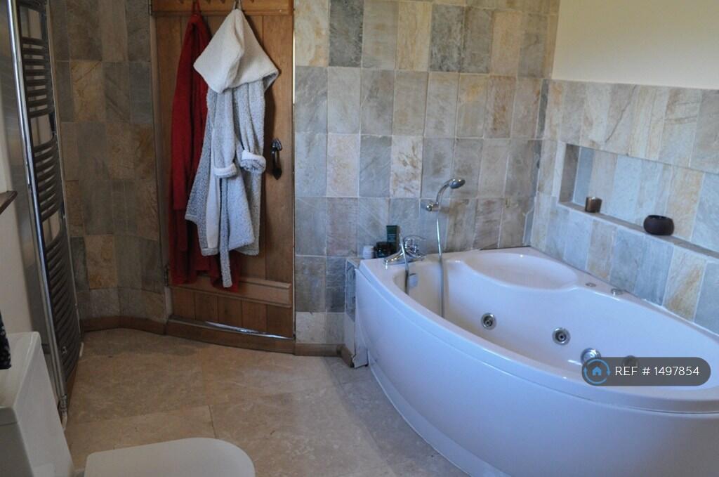 Master Bathroom 2 (Ensuite)