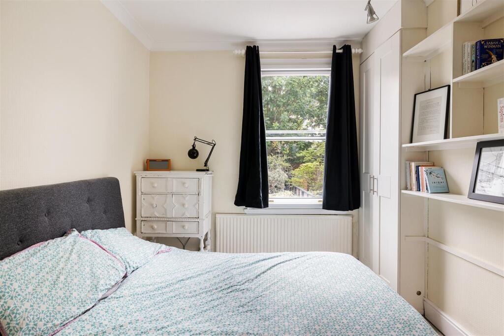 St. Albans Crescent, IG8