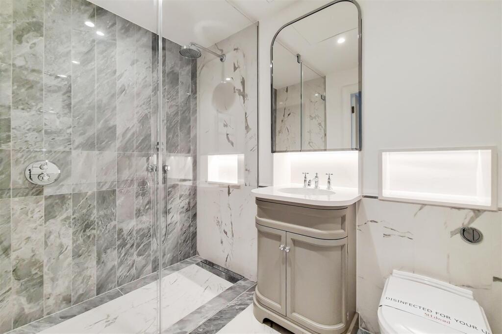 8_Shower Room-0.jpg