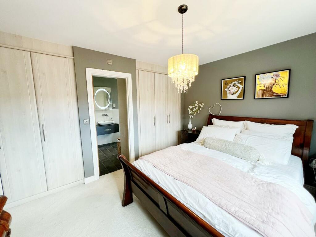Bedroom 1 pic 3.jpg