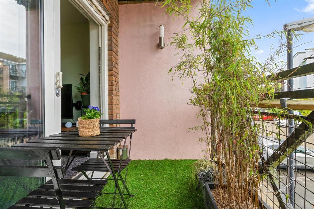 Pentland Close, HernCrabtree (3).jpeg