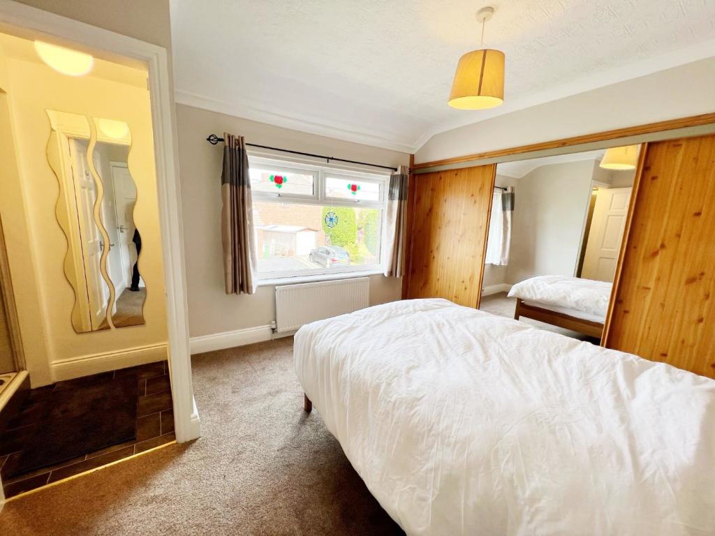 Bedroom 1 pic 1.jpg