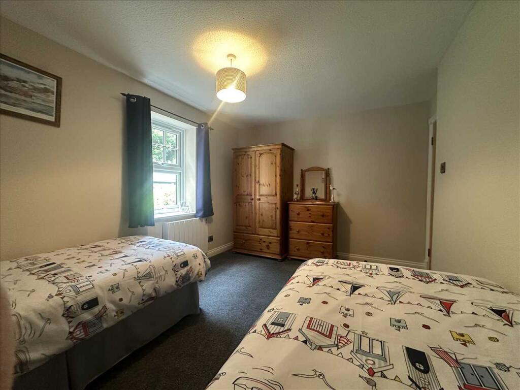 Bedroom (rear)