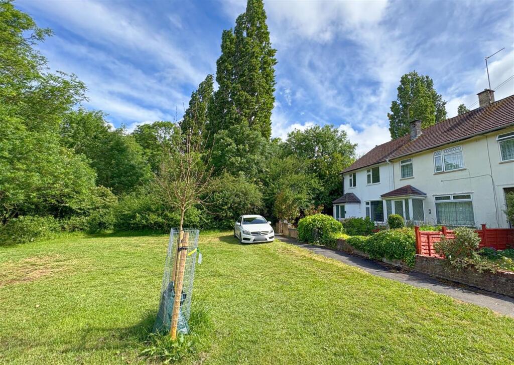 View of property to the front.jpg