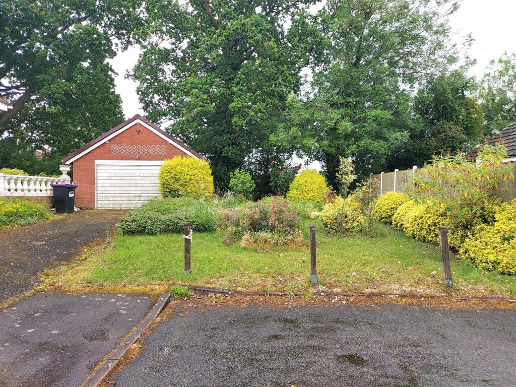 Garage &amp; Garden Area