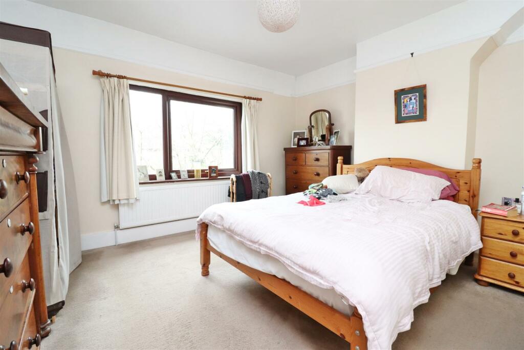 bedroom 1.JPG
