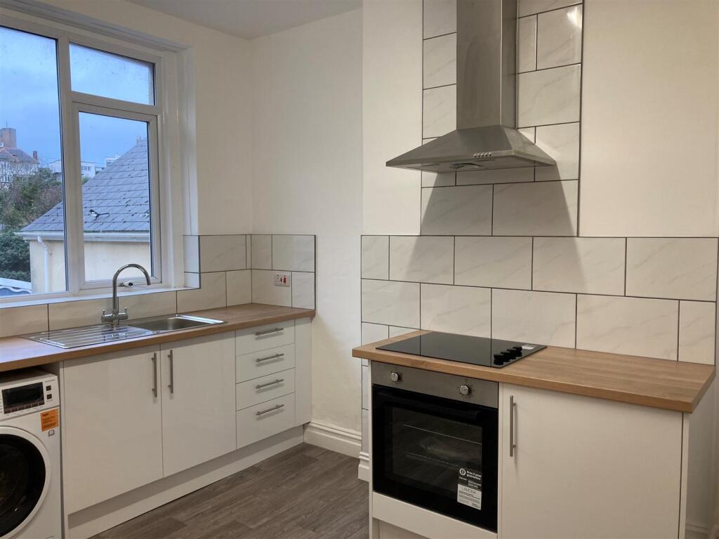 24 The Parade - kitchen  4.jpg