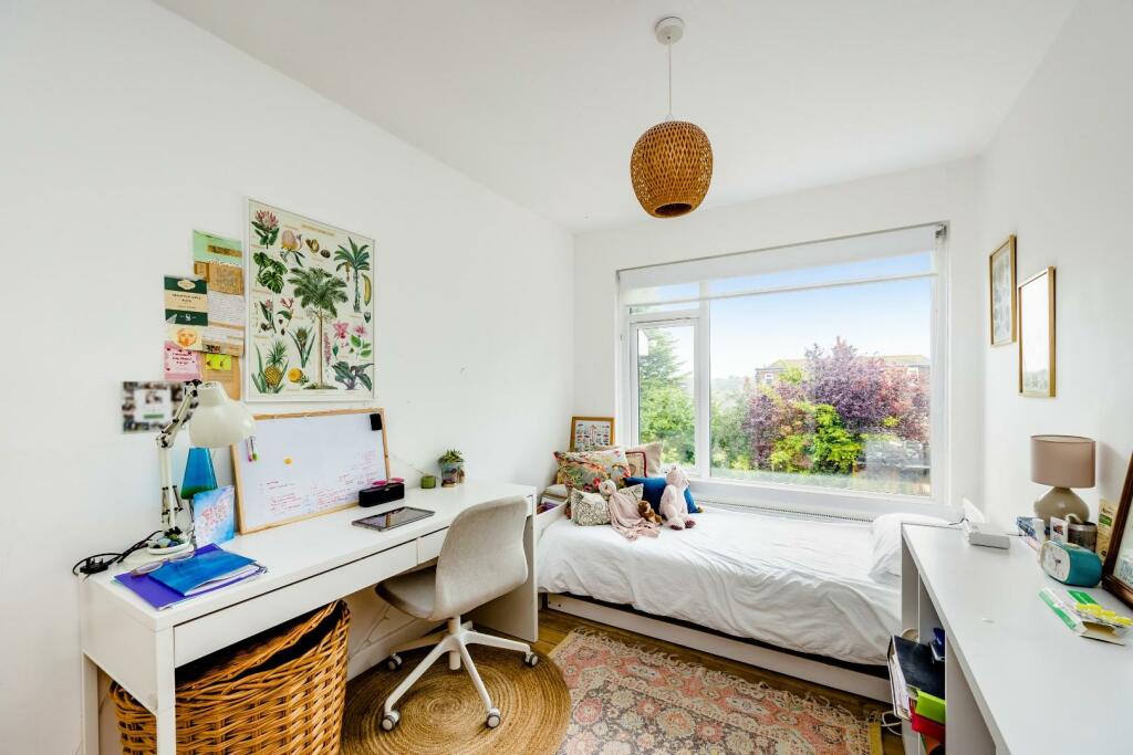 Queen Alexandra Avenue, 10-4.JPG