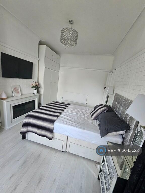 Spacious Double Bed In a King Size Room