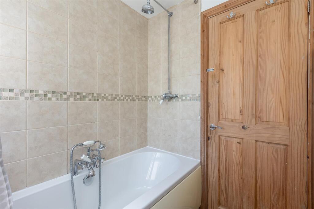 Manor Drive 68 Bathroom-2.jpg