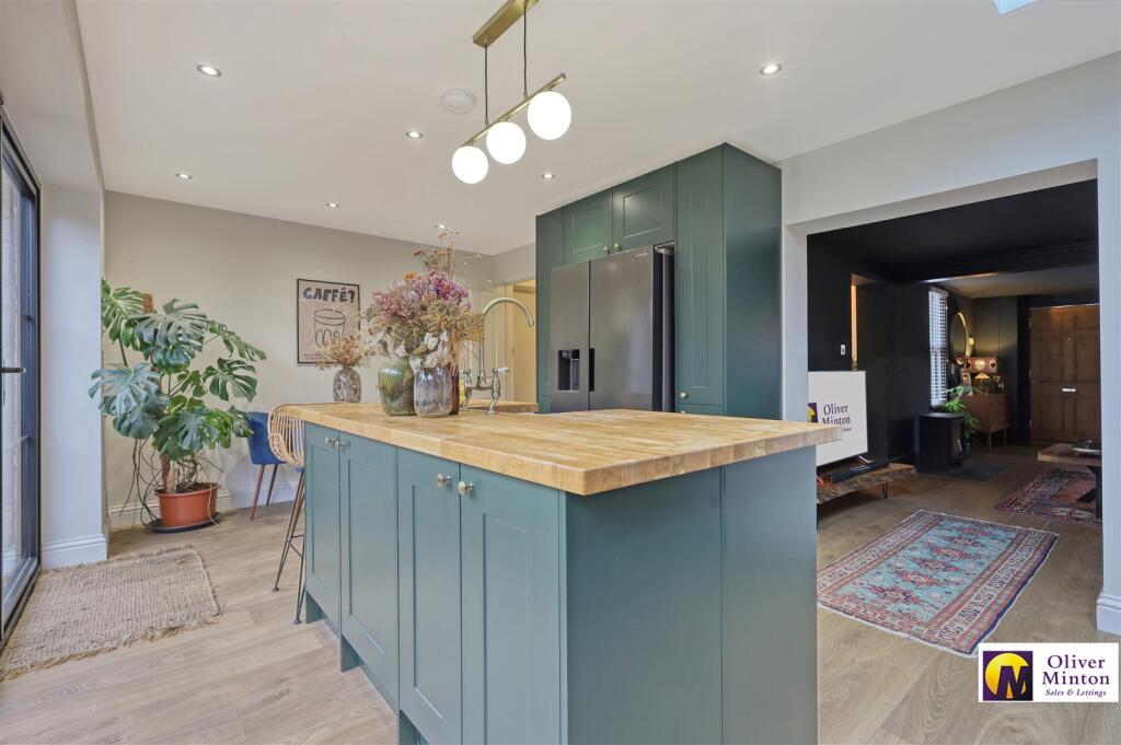 SUPERB KITCHEN / DINING ROOM