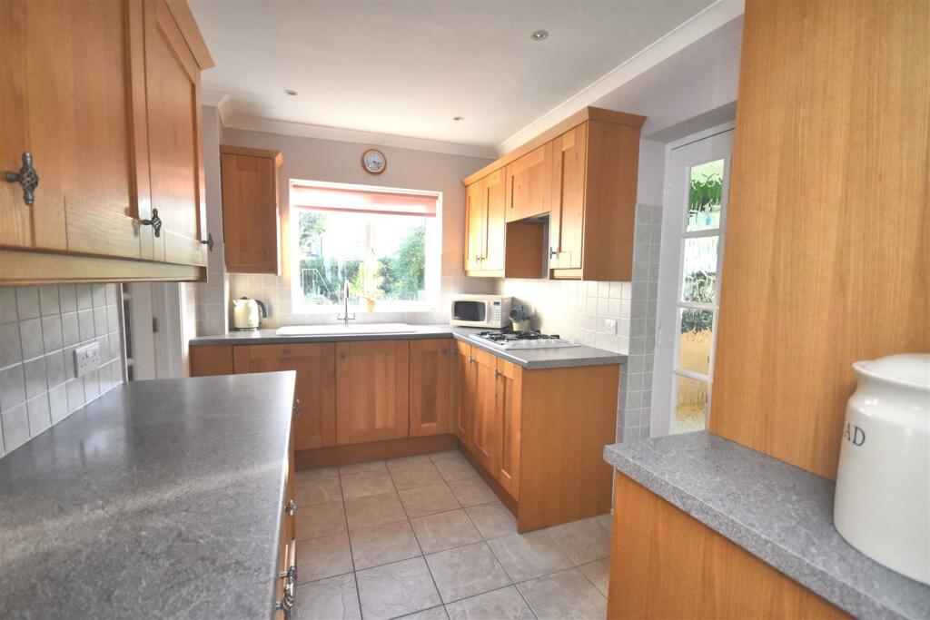 Kitchen 2.jpg