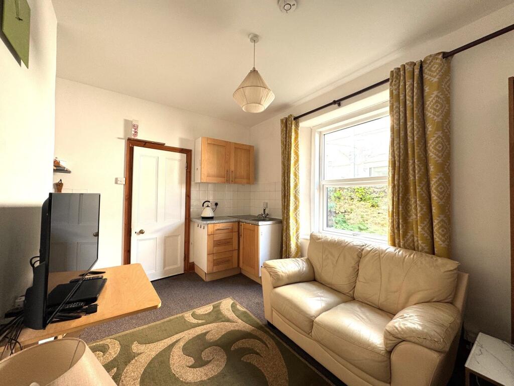 Lounge Kitchen (2)