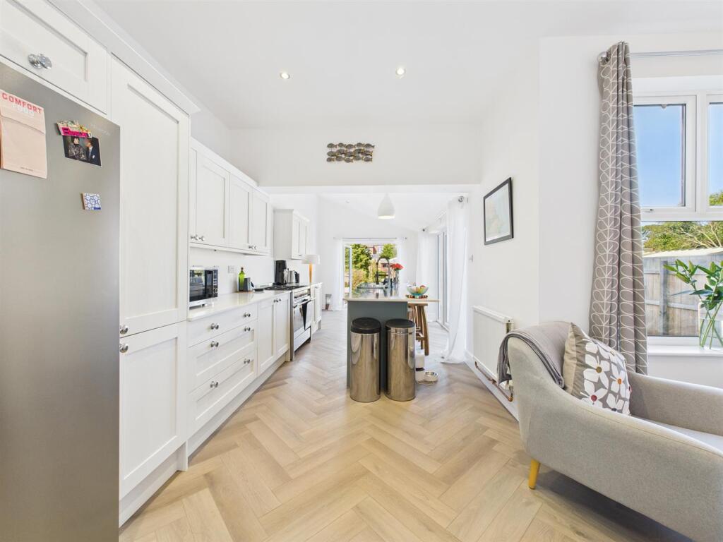 Open plan kitchen/dining/living: