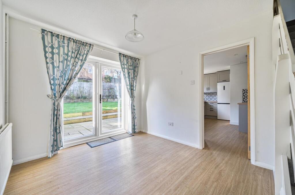 31 Harmans Way, Weedon