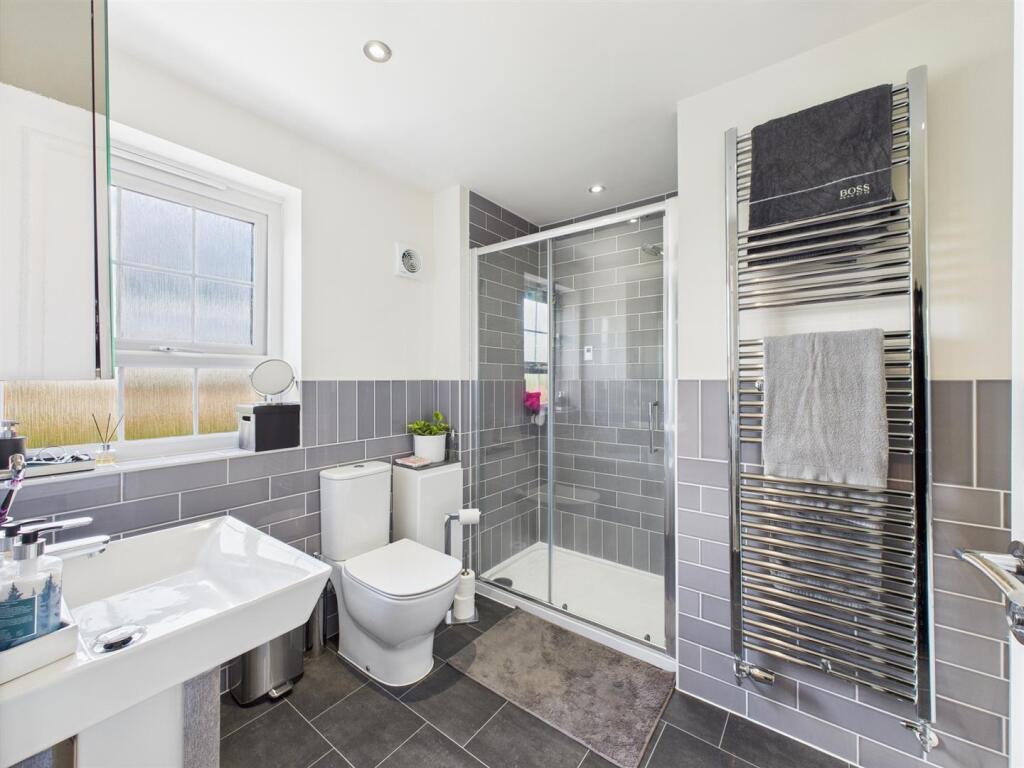 Superbly Appointed En-Suite Bathroom