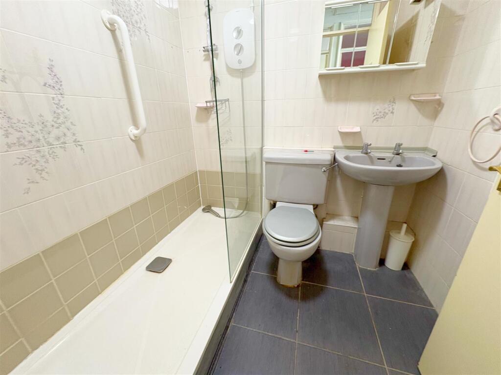 Shower room (1).jpg