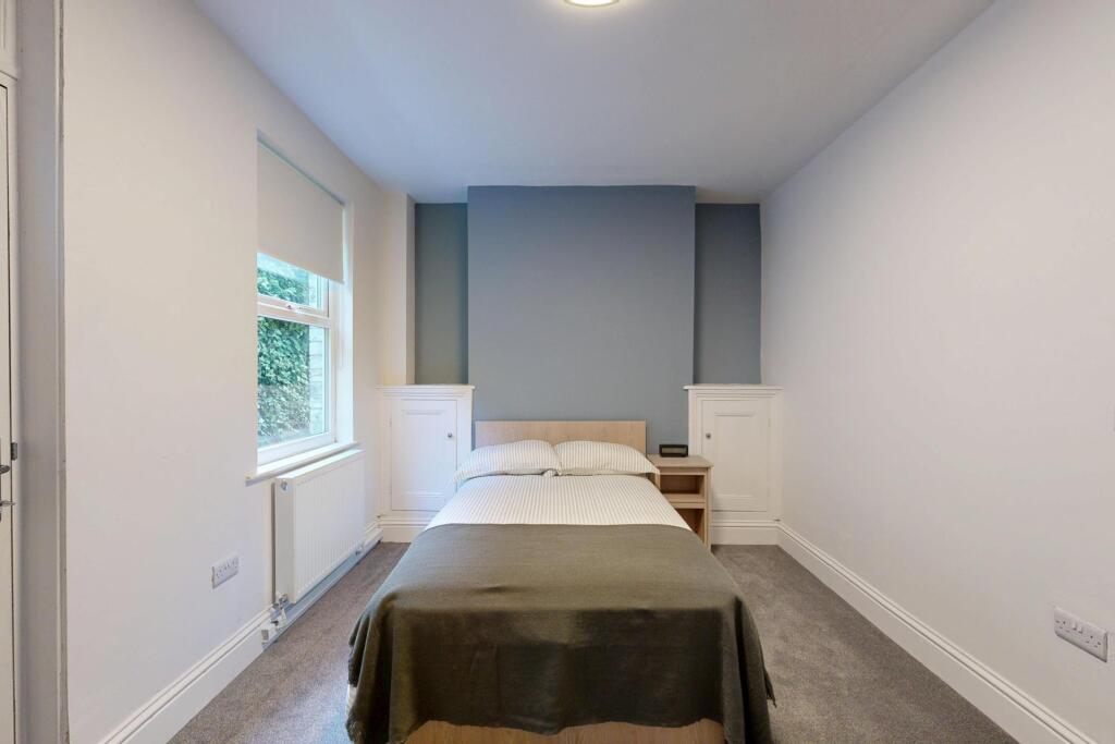 Bright and inviting double bedroom with ample n...