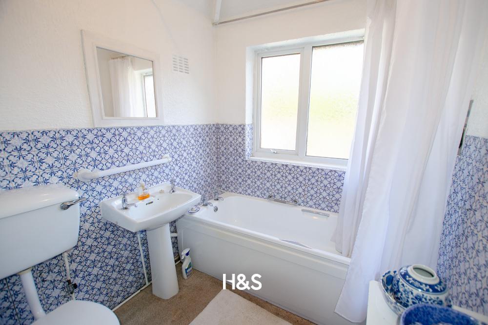 3 Wiseacre Croft - Bathroom.jpg