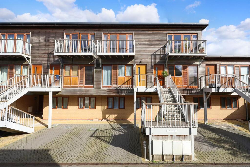 16 Wellesley Mews 2.JPG