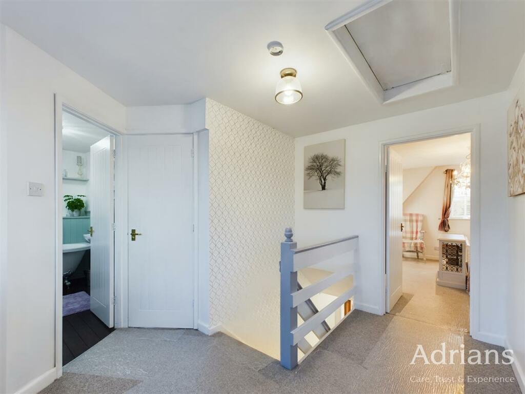 FIRST FLOOR LANDING