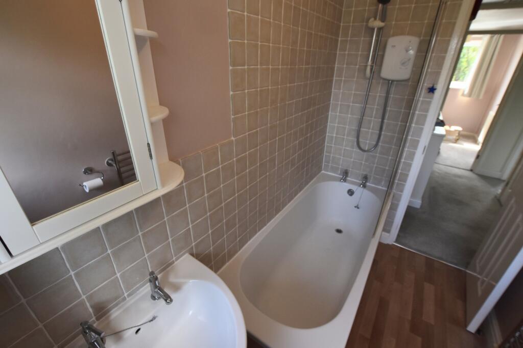 39 Carroll Close bathroom