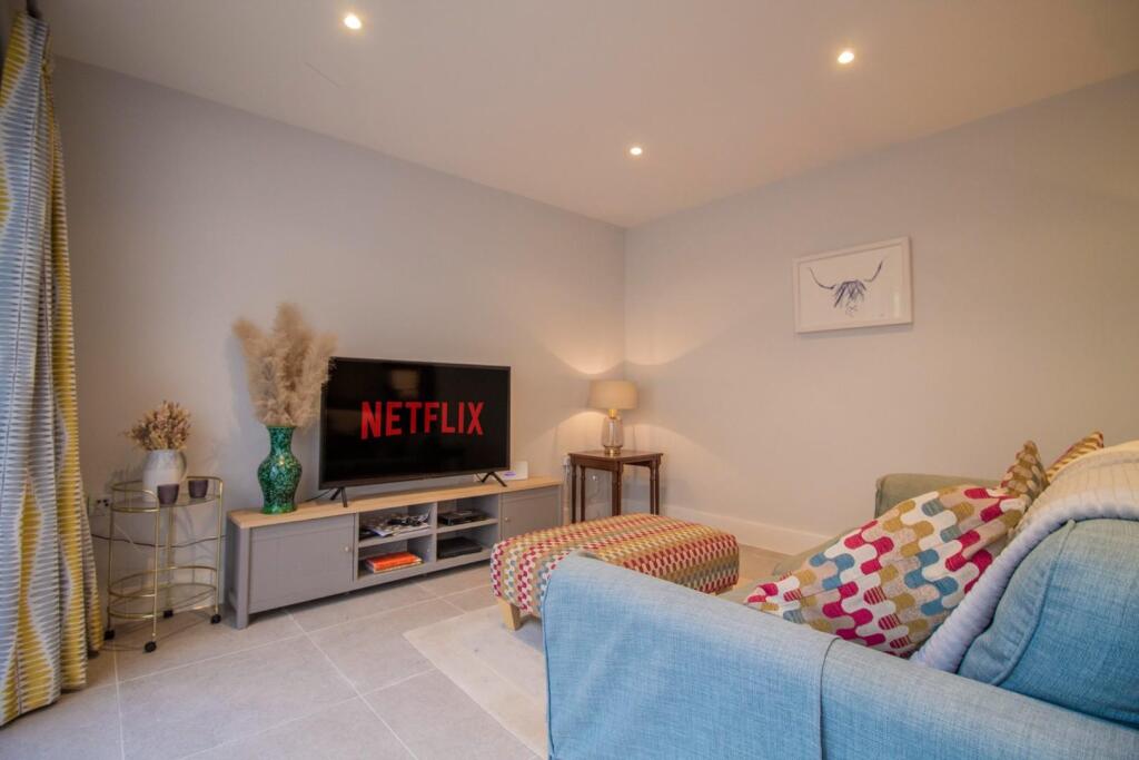 Apartment 1_Lawrence House [Living Room] 01.jpg