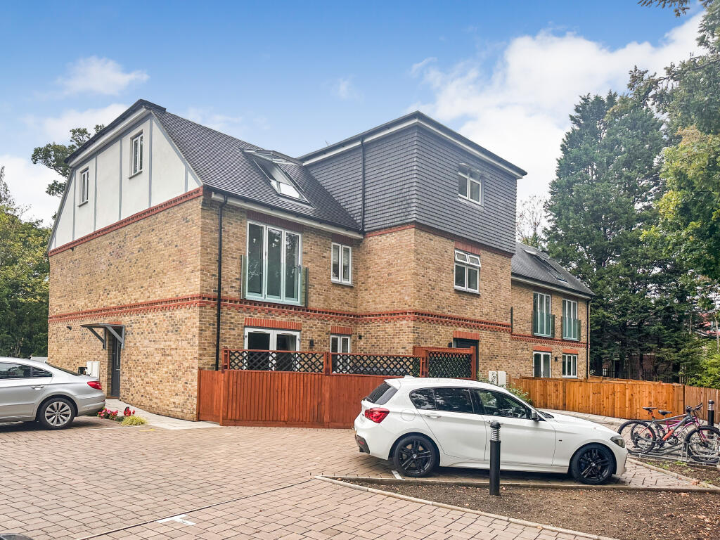 16 Fairway Heights, Minley Road, Fleet, Hants, GU51 2RB