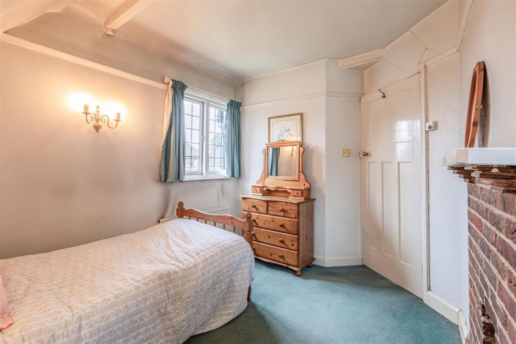 West Cottage, 50 Parvis Road, Byfleet, KT14 7EH - 