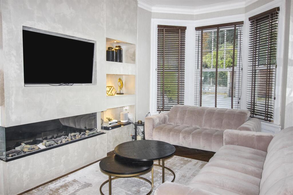 Side Facing Lounge