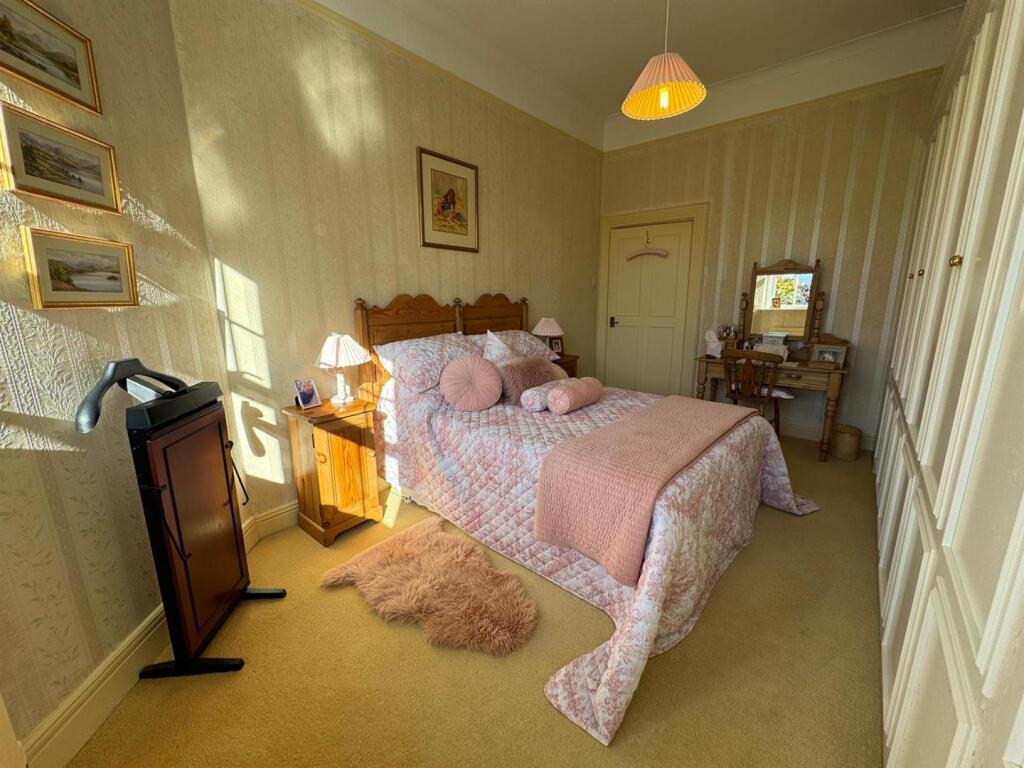 Bedroom 1 (2).jpg