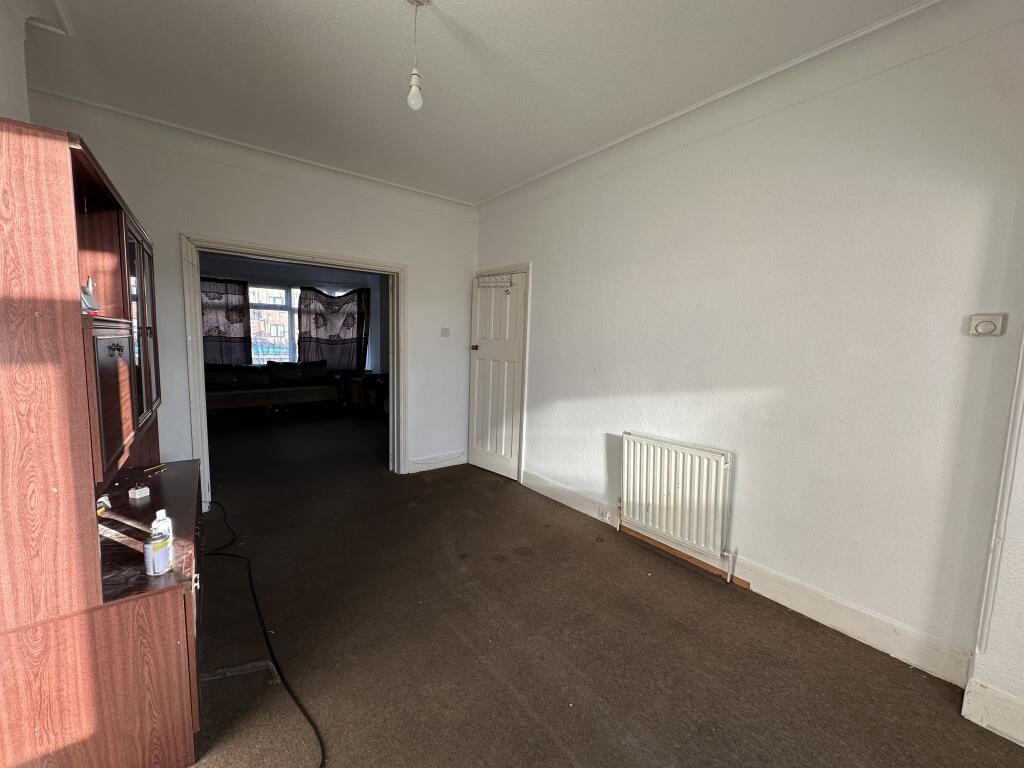 330 Eastern Avenue, Ilford, Greater London, IG4