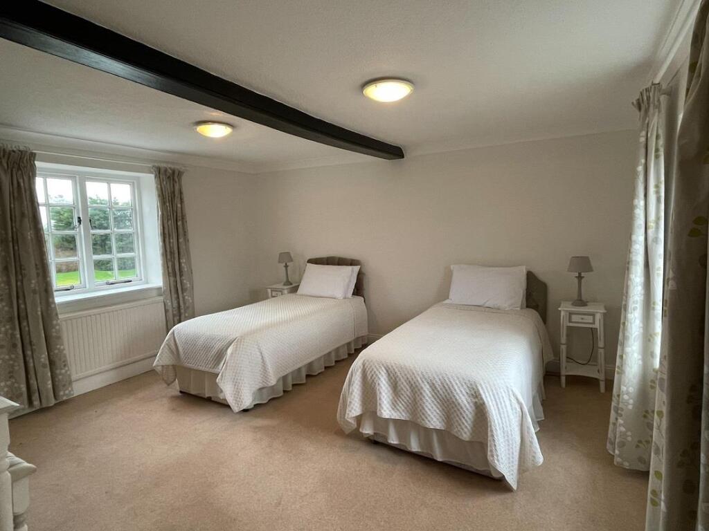 twin_bedroom_2_c1018e.jpg