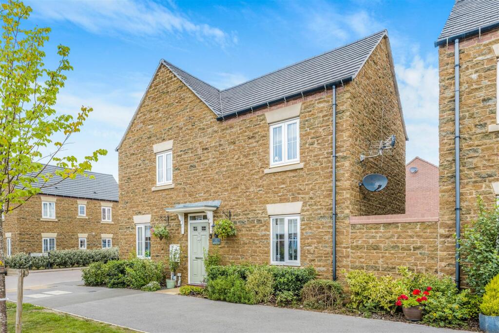 12 Blackwell Drive, Bodicote-4.jpg