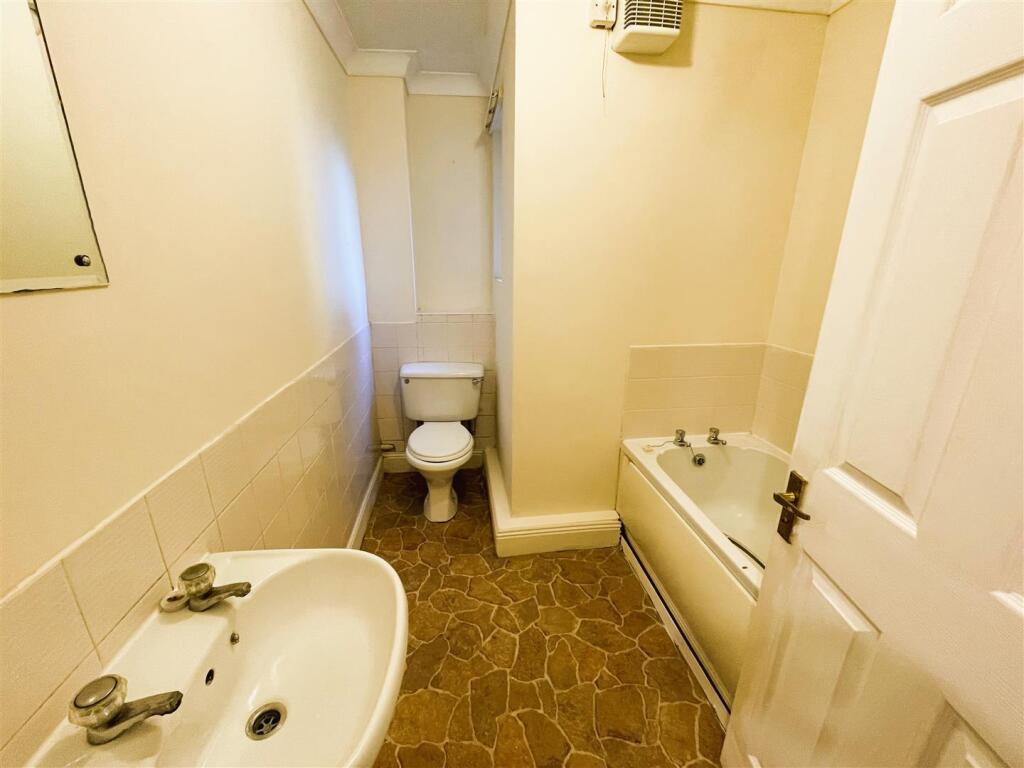 Roxan Bathroom.jpg