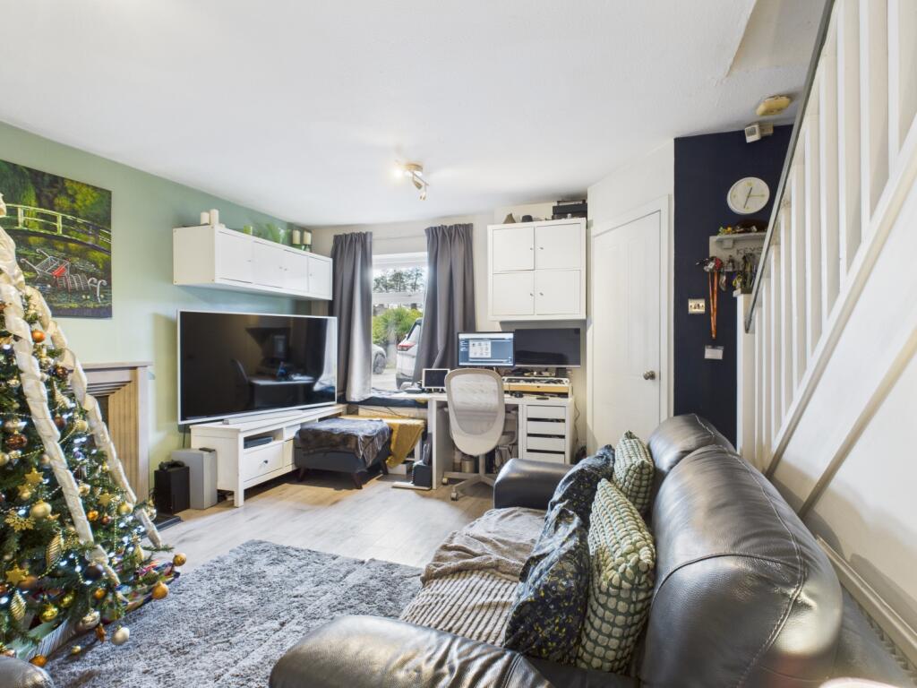 CAM03729G0-PR0195-STILL030