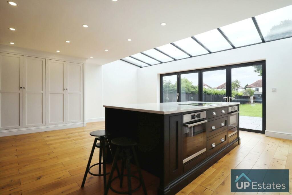 KITCHEN ISLAND TO LIVING AREA