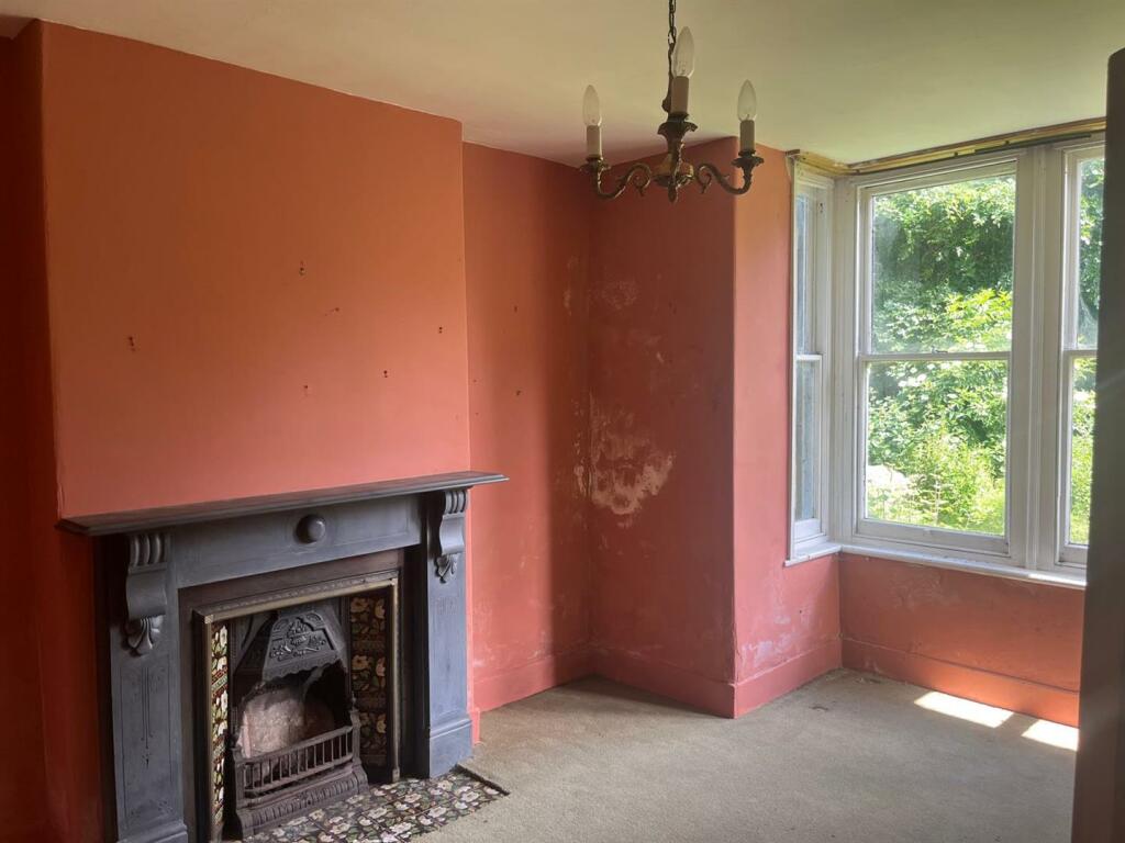 SPACIOUS SITTING ROOM