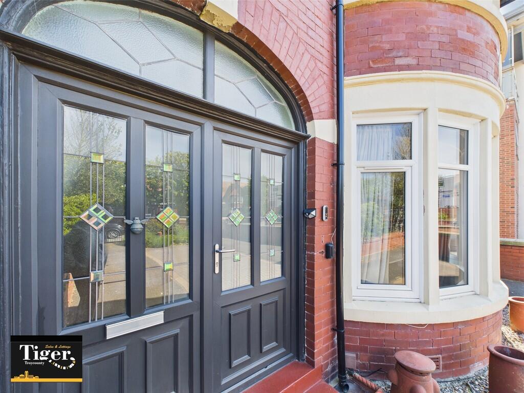 CAM02176G0-PR0579...