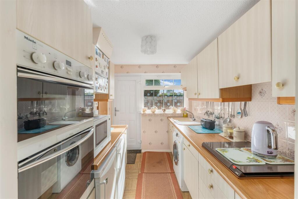37 Sycamore Drive, Banbury-8.jpg