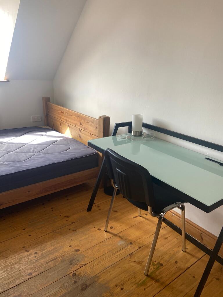 A cozy double bedroom featuring a comfortable b...